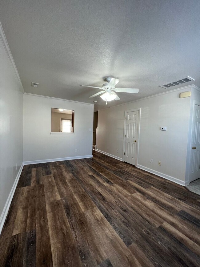 Building Photo - 106 Streamwood Dr