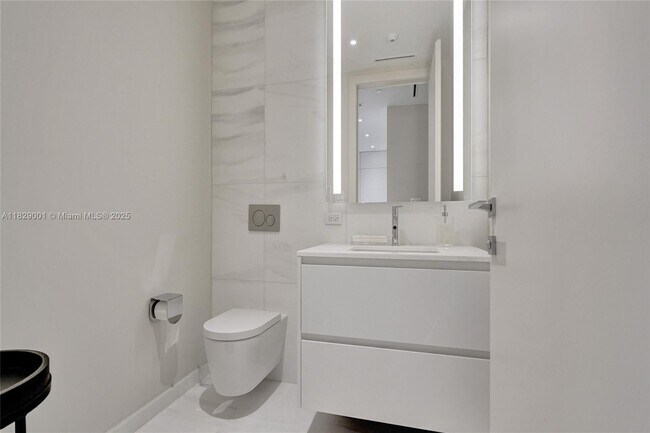 Building Photo - 300 Biscayne Blvd Way