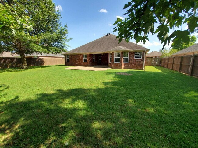 Building Photo - "Spacious 4-Bed Home with Granite Touch & ...
