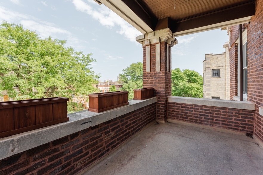 Building Photo - 1437 W Carmen Ave