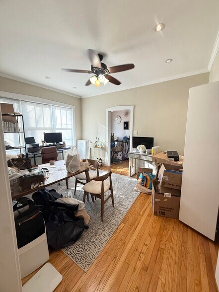Building Photo - 827 W Wrightwood Ave