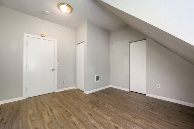 Building Photo - Victorian-style apartment available in the serene SW Hills