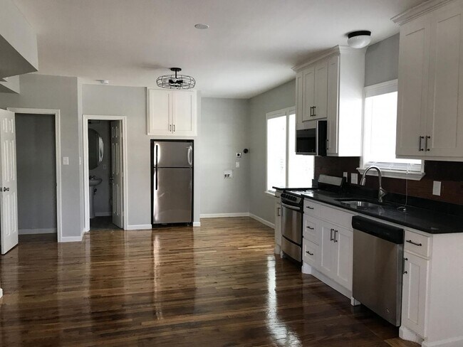 Interior Photo - 811 May