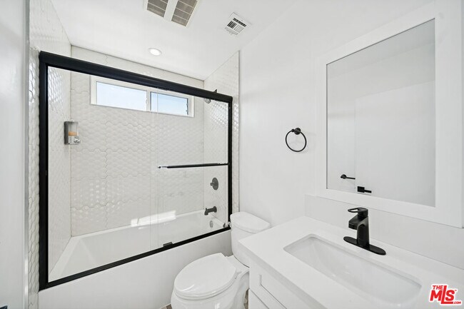 Building Photo - 835 N Harvard Blvd