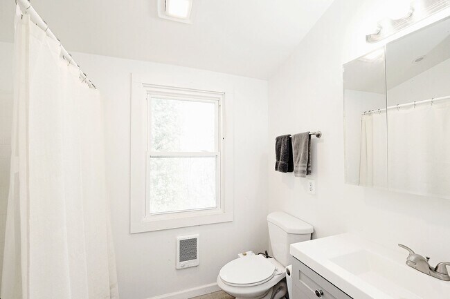 Building Photo - Pet-Friendly Crozet Cottage In A Partially Wooded Setting