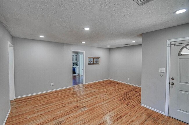 Building Photo - 1428 Lindale Ave