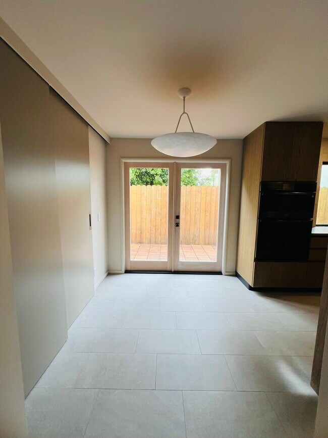 Breakfast & Patio - 1034 18th St