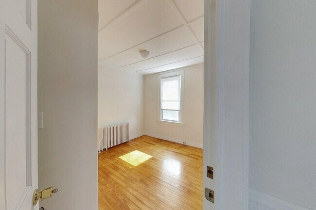 Building Photo - 19 Dixon St