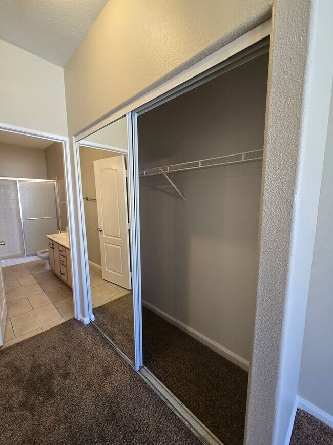 Building Photo - Beautiful 2 Bedroom Condo with Garage!