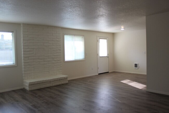 Building Photo - 3 Bed 2 Bath Hillsboro Ranch