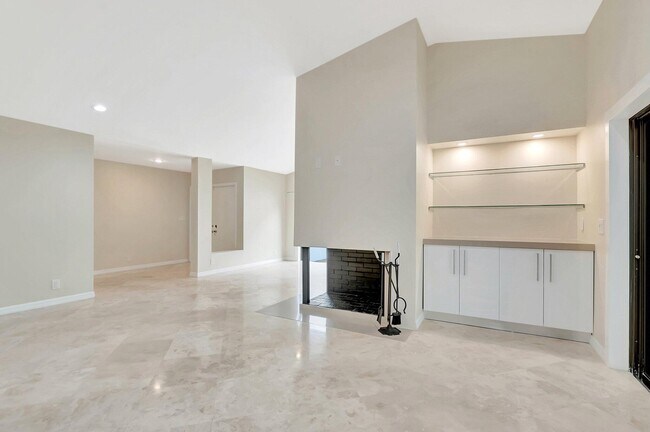 Building Photo - 6740 Lago Vista Terrace