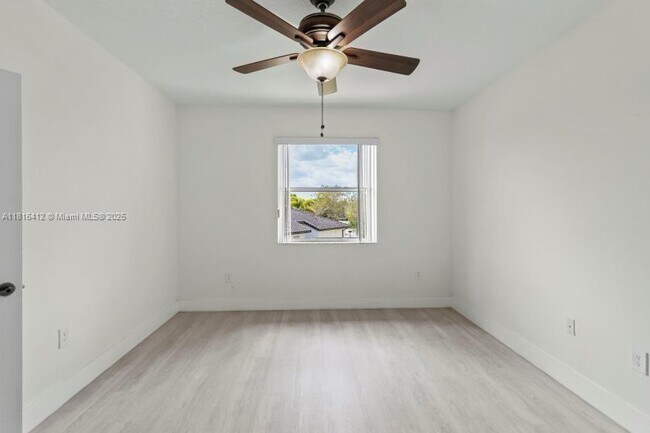 Building Photo - 5090 SW 136th Ave