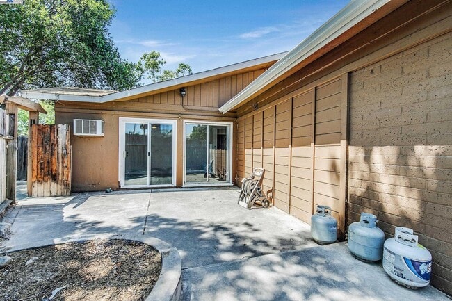 Building Photo - 1167 Holmes Ct