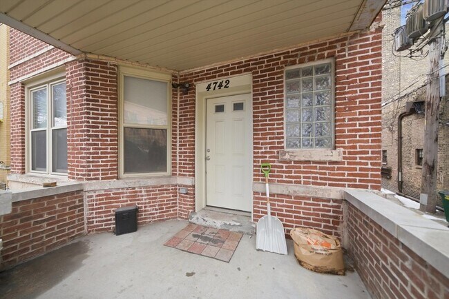 Building Photo - 4742 N Sawyer Ave