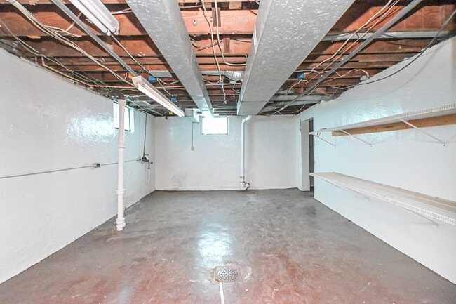 Building Photo - 4893 N Overlook Ave