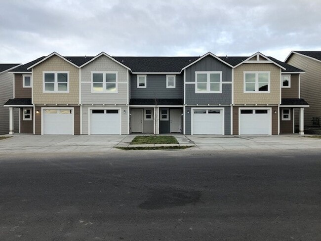 Building Photo - Whether you just want the extra room or need it for your family, our townhomes are calling!!