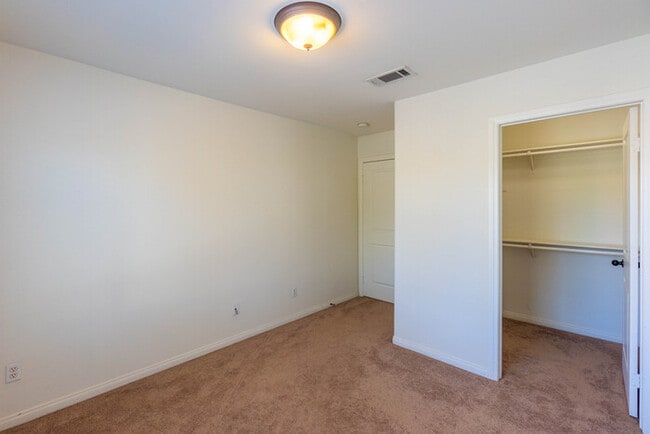 Building Photo - SIngle Family House for Rent in a quiet co...