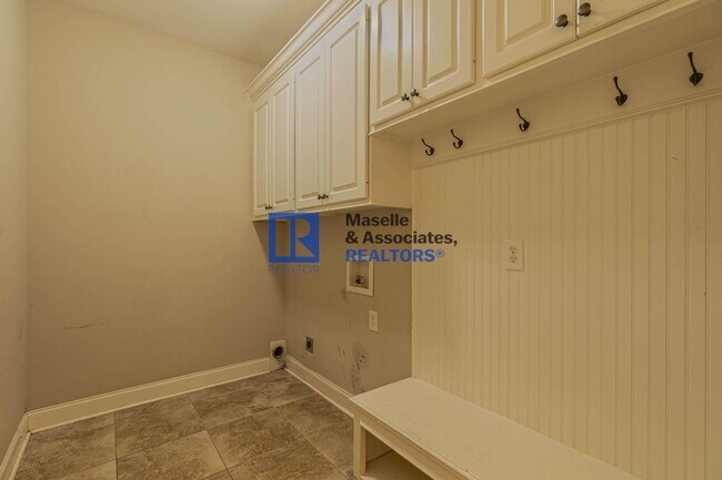 Building Photo - Beautiful 4 bedroom, 2 bathroom house in B...