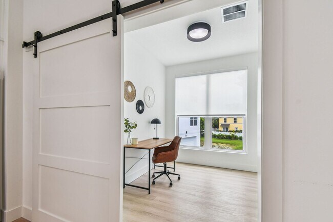 Building Photo - A charming coastal townhouse, just minutes from downtown St. Pete!