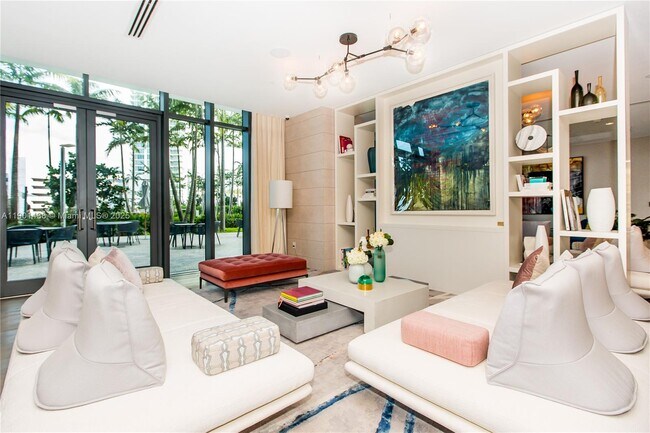 Building Photo - 650 NE 32nd St