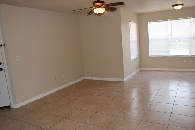 Building Photo - Prime Location in Orlando! Gated Community! Amenities Included!