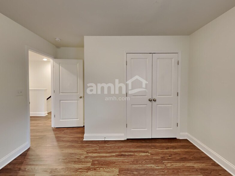 Building Photo - 574 Pointe Dr