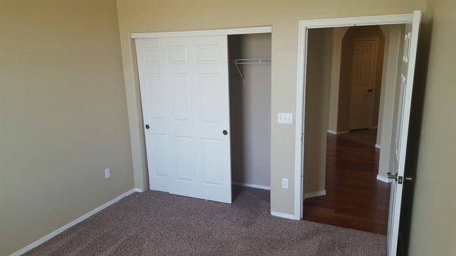 Building Photo - 3 bed 2 bath Condo
