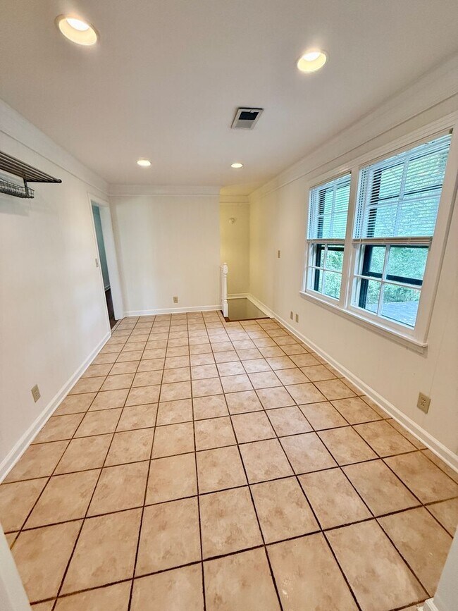 Building Photo - HUGE 4 Bedroom 2.5 Bath Donelson Ranch Cha...