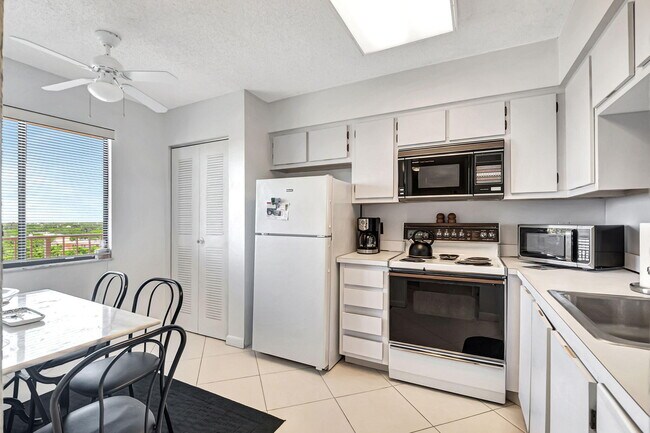 Building Photo - 6866 Huntington Ln