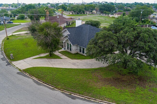 Building Photo - 227 Foster Cir