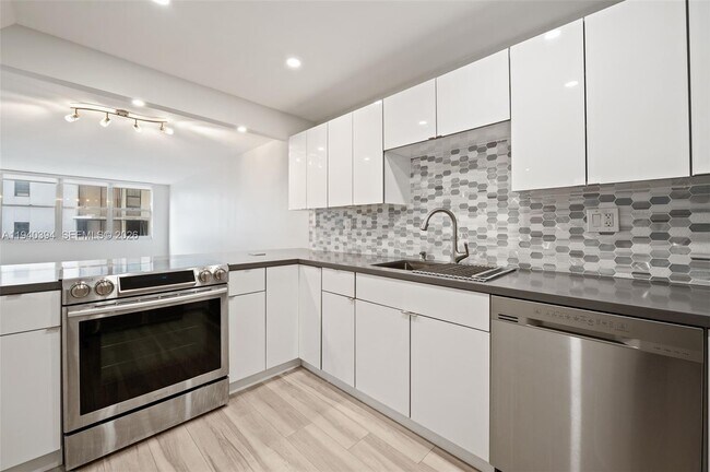 Building Photo - 6039 Collins Ave