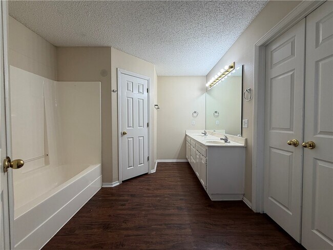 Building Photo - 2616 Meadow Lake St