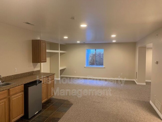 Building Photo - 208 Whitney Bay