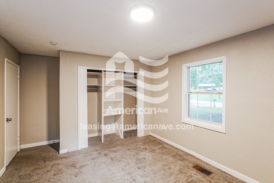 Building Photo - 3027 Woodside Dr