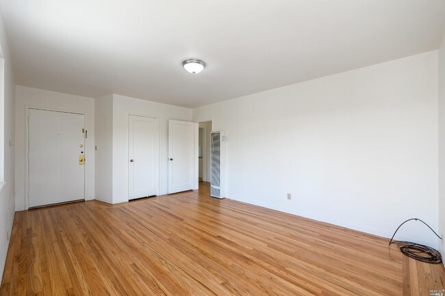 Building Photo - 343 Somerset Rd