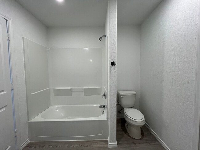 Building Photo - NEWER 4BDRM HOME IN LONDON ISD!
