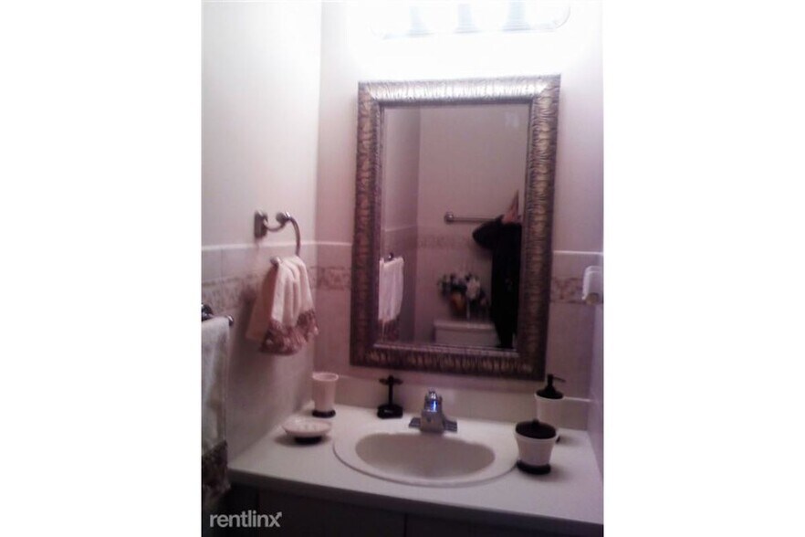 Building Photo - 227 Lindsey Ct