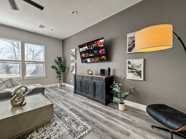 Building Photo - 2408 Pennsylvania Ave