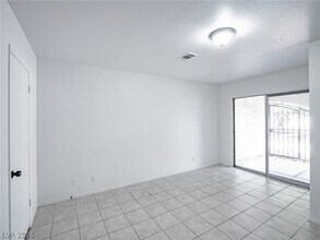 Building Photo - 825 Hedge Way