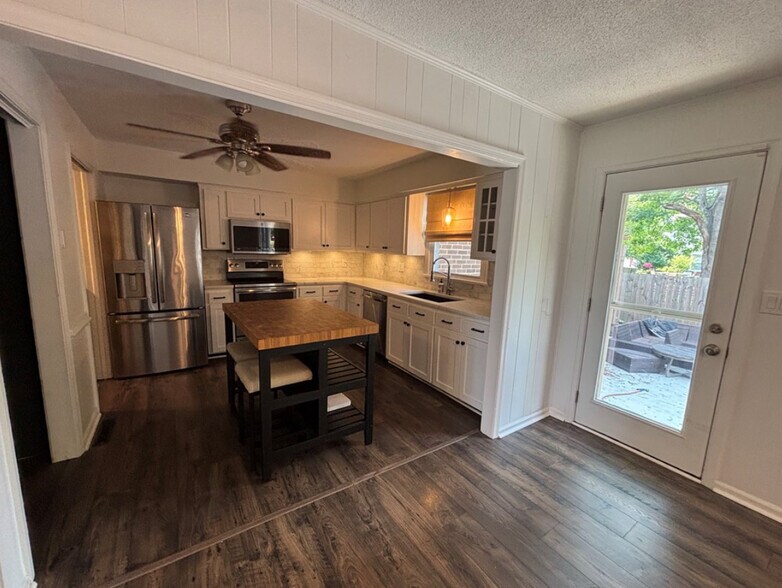 Building Photo - 723 Sir Walter Cir