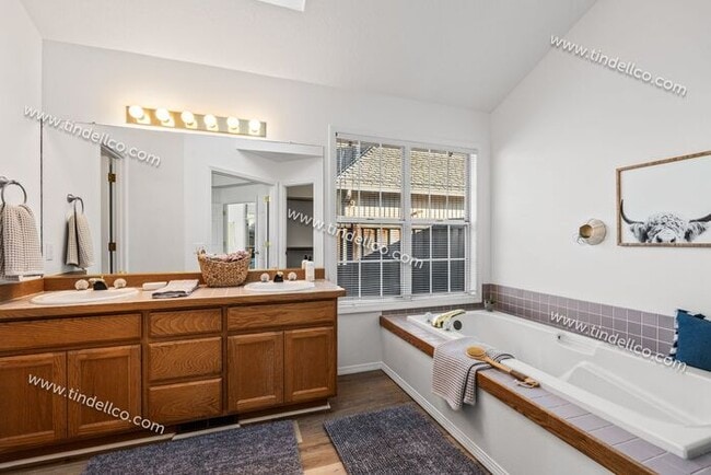 Building Photo - Elegant One-Level Lake Oswego Home with Vaulted Great Room & Garden Patio