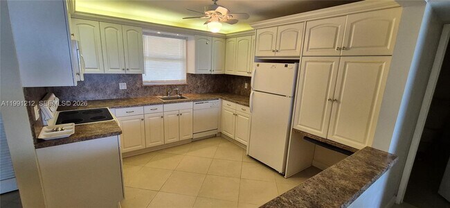 Building Photo - 1051 Hillsboro Mile