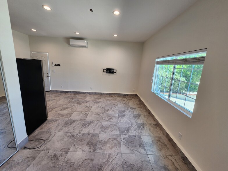 Building Photo - 9852 Cabanas Ave