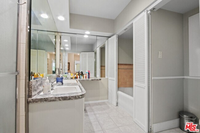 Building Photo - 352 S Wetherly Dr