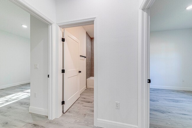 Building Photo - FOR RENT