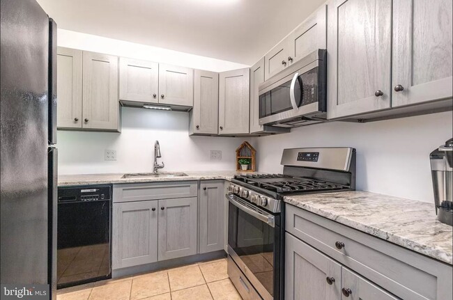 Newly-renovated kitchen - 1607 Meadowview Ln