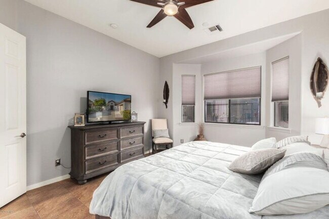 Building Photo - 908 Elm St