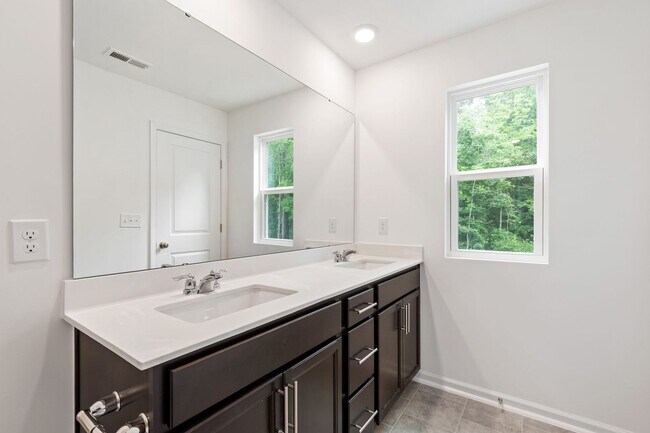 Building Photo - Updated 3BR Townhome with Pool and Spaciou...