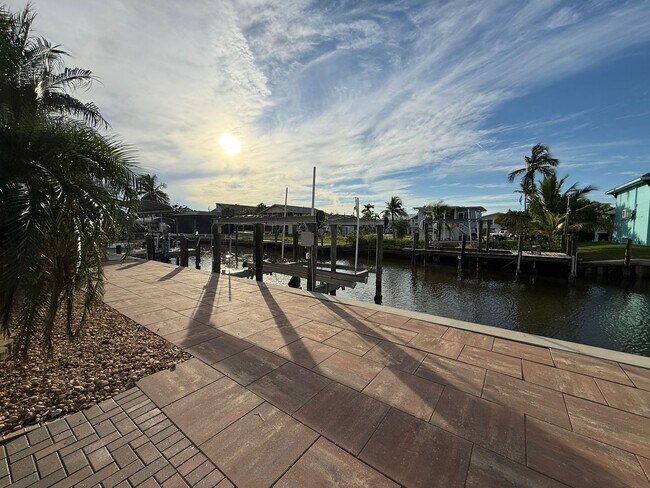 Building Photo - FT Myers Beach Amazing pool home