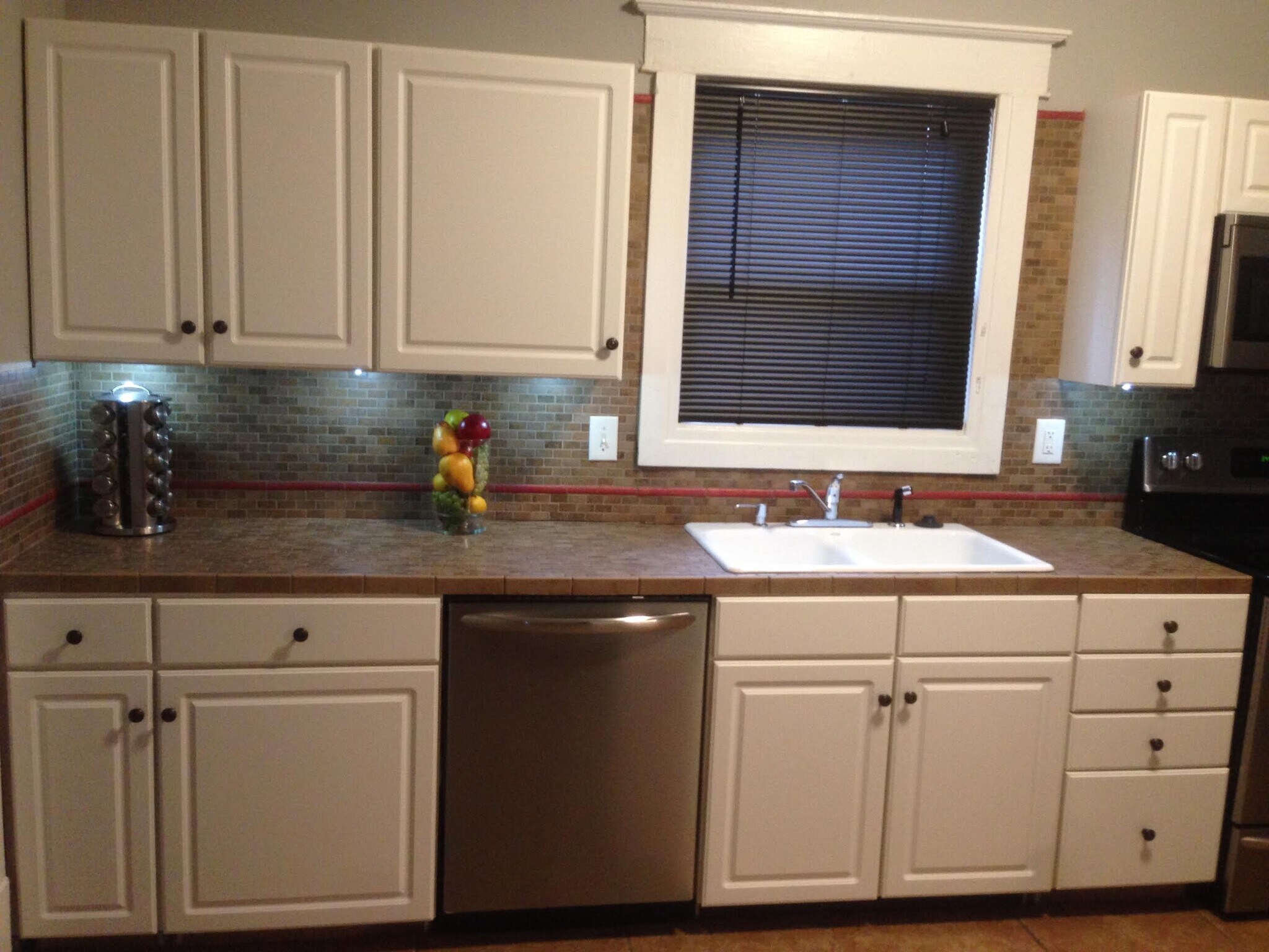 Large Fully Equipped Kitchen - 17 N Randolph St